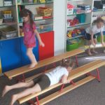 Grupa III - Dzieci ćwiczą na ławeczkach