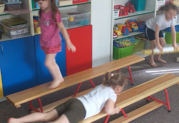 Grupa III - Dzieci ćwiczą na ławeczkach