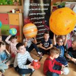 Grupa III - Dzieci na dywanie z planetami