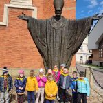 Grupa III - Dzieci przy pomniku Jana Pawła II na placu Katedralnym