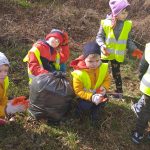 Grupa III - Dzieci sprzątają las
