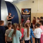 Grupa IV - Dzieci przed wejściem do Mobilnego Planetarium