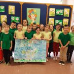 Grupa IV - Dzieci z plakatem z okazji Dnia Ziemi