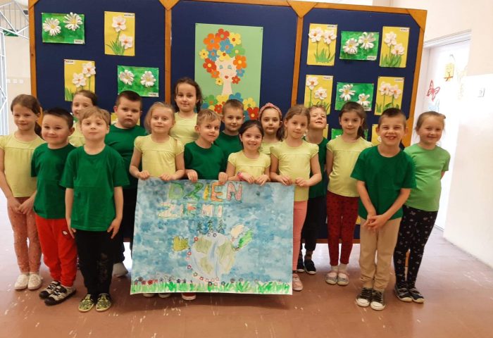 Grupa IV - Dzieci z plakatem z okazji Dnia Ziemi
