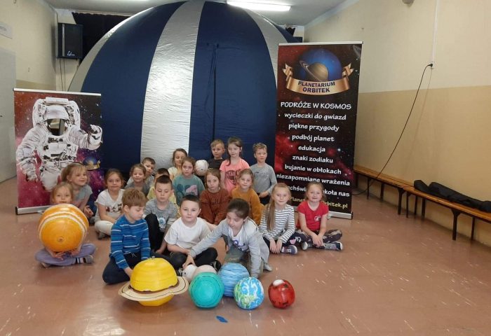 Grupa IV - Dzieci z planetami przed Mobilnym Planetarium