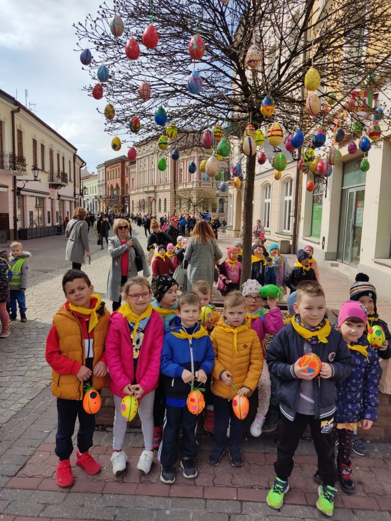 Pisankowy Desant - wieszanie pisanek na drzewkach przez grupę III