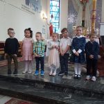 Grupa II - Dzieci recytują wiersze z okazji dnia mamy w Kościele Parafialnym