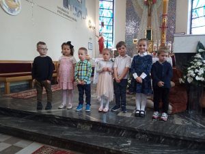 Grupa II - Dzieci recytują wiersze z okazji dnia mamy w Kościele Parafialnym