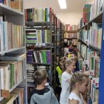 Grupa III - Dzieci między regałami książek w bibliotece