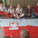 Grupa III - Dzieci na dywanie z flagą Polski