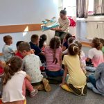 Grupa IV - Dzieci słuchają opowiadania Pani bibliotekarki