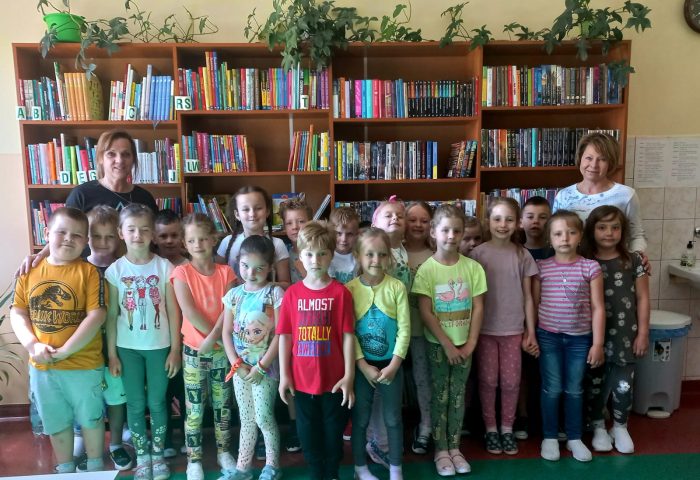 Grupa IV - Dzieci w bibliotece szkolnej