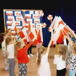 Grupa IV - Dzieci wymachują flagami