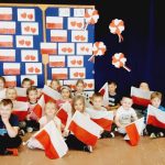 Grupa IV - Dzieci z flagami Polski