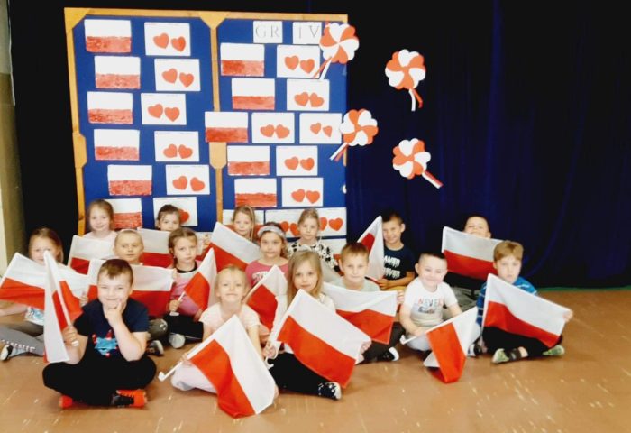 Grupa IV - Dzieci z flagami Polski