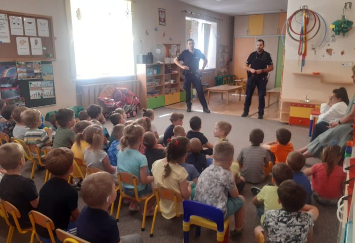 Dzieci podczas spotkania z policjantami