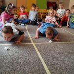 Grupa I - Dzieci podczas dmuchania w piłeczki ping-pongowe