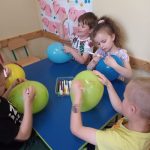 Grupa II - Dzieci ozdabiają balony