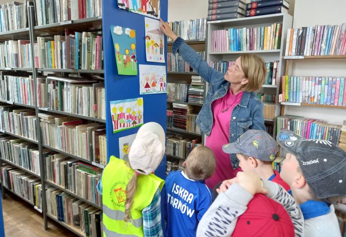 Grupa III - Dzieci oglądają wystawę prac w bibliotece