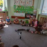 Grupa III - Dzieci uczą się jak zakładać ochraniacze