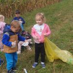 Grupa II - Dzieci segregują śmieci