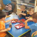 Grupa II - Dzieci wykonują słoiczki z darami jesieni