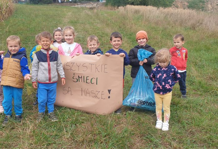 Grupa II - Dzieci z plakatem i posegregowanymi śmieciami