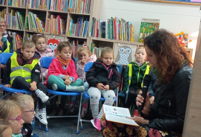 Grupa III - Dzieci słuchają bajki czytanej przez Panią