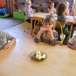 Grupa I - Dzieci kosztują pysznych jabłek