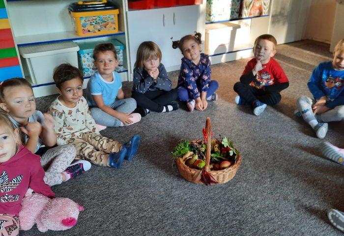Grupa I - Dzieci w kółku z darami jesieni
