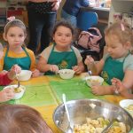 Grupa II - Dzieci kosztują przygotowaną własnoręcznie sałatkę owocową