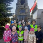 Grupa II - Dzieci przed pomnikiem ofiar II Wojny Światowej