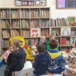 Grupa II - Dzieci w bibliotece słuchają opowiadania Pani bibliotekarki