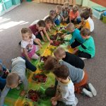 Grupa III - Dzieci podczas wykonywania słoiczków z darami jesieni