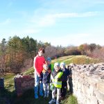 Grupa III - Dzieci przy ruinach zamku