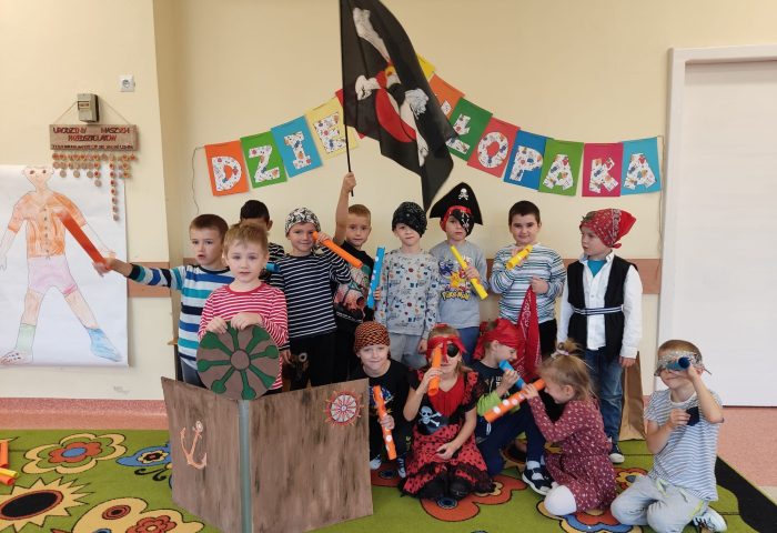 Grupa IV - Dzieci przebrane za piratów w Dniu Chłopaka