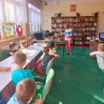 Grupa IV - Dzieci z wizytą w bibliotece szkolnej