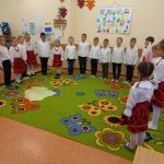 Grupa IV - Dzieci podczas śpiewania Hymnu Polski