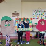 Grupa IV - Dzieci przebrane za owoce i warzywa