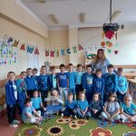 Grupa IV - Dzieci w niebieskich strojach