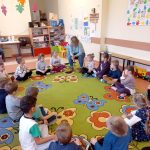 Grupa IV - Zajęcia z pedagogiem specjalnym-dzieci siedzą na dywanie