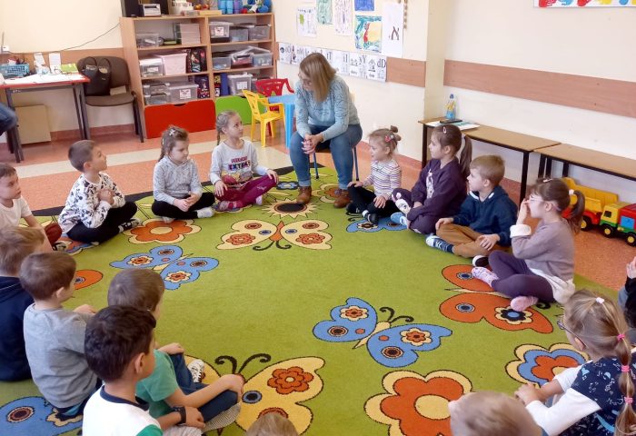 Grupa IV - Zajęcia z pedagogiem specjalnym-dzieci siedzą na dywanie