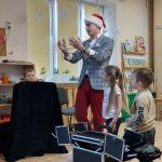 Dzieci pomagają wykonać magiczną sztuczkę