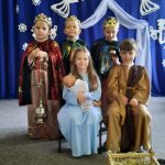 Dzieci prezentują scenę przybycie Trzech Królów do szopki