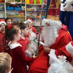 Grupa III - Dzieci wręczają prezent Mikołajowi