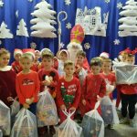 Grupa III - Dzieci z Mikołajem i otrzymanymi prezentami