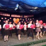 Grupa IV - Dzieci tańczą z czerwonymi balonami