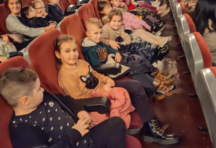 Grupa IV - Dzieci na sali kinowej
