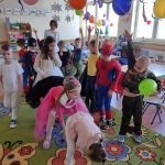 Grupa IV - Dzieci w rzędach bawią się balonami