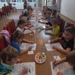 Dzieci malują kolorowanki
